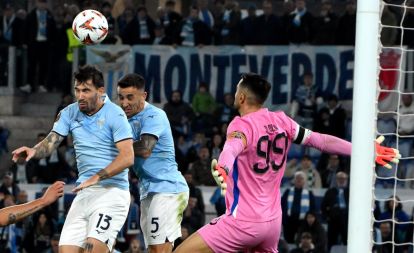 epa11708545 SS Lazio's Alessio Romagnoli (L) scores the 1-0 goal during the UEFA Europa League soccer match between SS Lazio and FC Porto, in Rome, Italy, 07 November 2024. EPA-EFE/ETTORE FERRARI