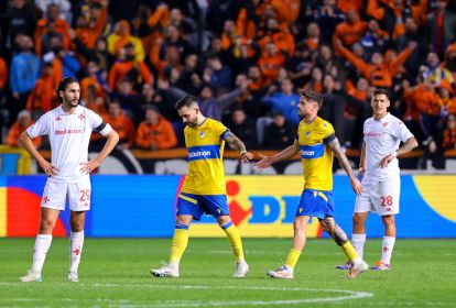 epa11708517 Anastasios Donis (C-L) of APOEL celebrates after scoring the opening goal during the UEFA Conference League match between APOEL FC and ACF Fiorentina in Nicosia, Cyprus, 07 November 2024. EPA-EFE/CHARA SAVVIDOU