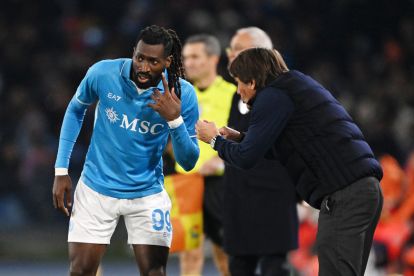 Manna: ‘Napoli wary of damaging delicate balance’ with new players 3 NAPLES, ITALY - NOVEMBER 24: Frank Anguissa of Napoli talking to his head coach Antonio Conte during the Serie A match between Napoli and AS Roma at Stadio Diego Armando Maradona on November 24, 2024 in Naples, Italy. (Photo by Francesco Pecoraro/Getty Images)