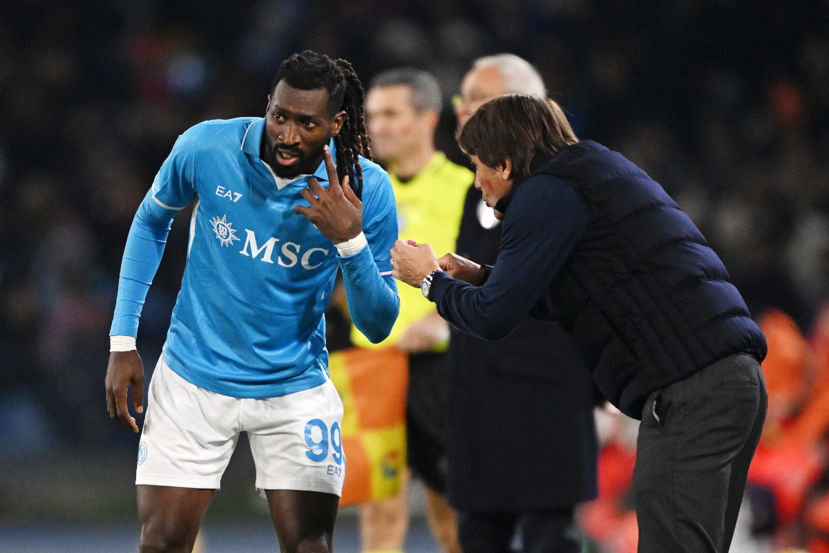 NÁPOLES, ITÁLIA - 24 DE NOVEMBRO: Frank Anguissa, do Napoli, conversando com seu técnico Antonio Conte durante a partida da Série A entre Napoli e AS Roma no Estádio Diego Armando Maradona em 24 de novembro de 2024 em Nápoles, Itália. (Foto de Francesco Pecoraro/Getty Images)