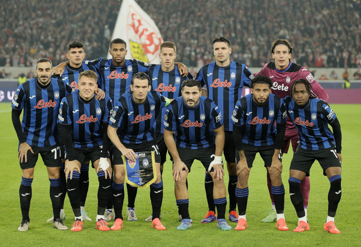 epa11705969 Players of Atalanta pose for photographs ahead of the UEFA Champions League stage match between VfB Stuttgart and Atalanta BC, in Stuttgart, Germany, November 6, 2024. EPA-EFE/RONALD WITTEK