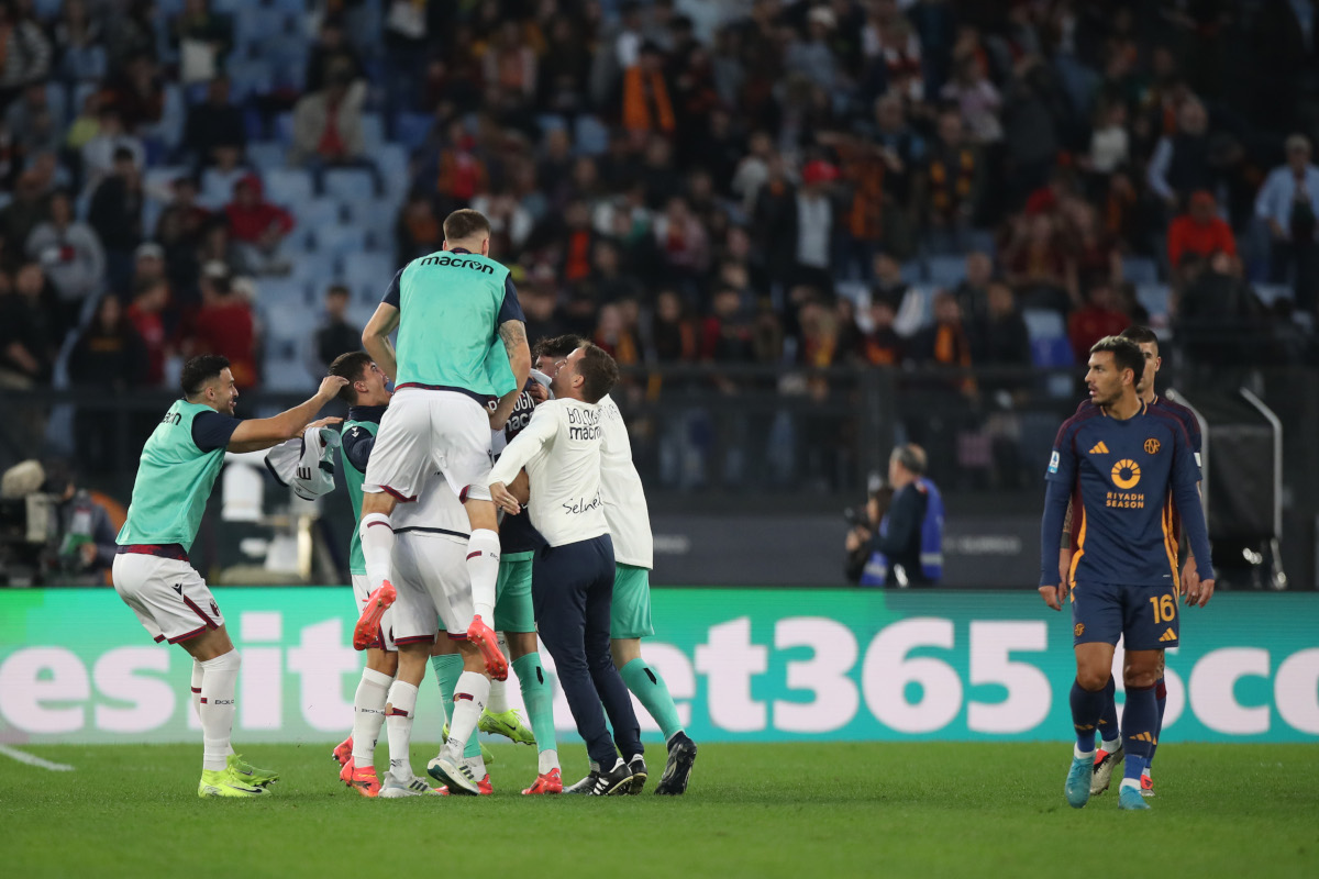 ROME, ITALY - NOVEMBER 10: Bologna players celebrates the victory after the Serie A match between AS Roma and Bologna at Stadio Olimpico on November 10, 2024 in Rome, Italy. (Photo by Paolo Bruno/Getty Images)