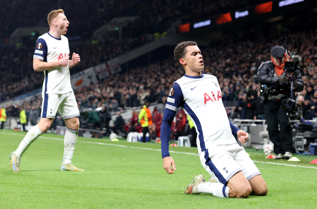 epa11746457 Brennan Johnson (R) of Tottenham celebrates after scoring his team's second goal during the UEFA Europa League match between Tottenham Hotspur and AS Roma in London, Great Britain, 28 November 2024. EPA-EFE/NEIL HALL