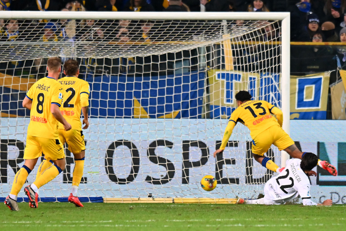 PARMA, ITALY - NOVEMBER 23: Éderson of Atalanta BC scores his team second goal during the Serie A match between Parma and Atalanta at Stadio Ennio Tardini on November 23, 2024 in Parma, Italy. (Photo by Alessandro Sabattini/Getty Images)