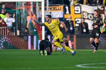 epa11711654 Parmas Emanuele Valeri celebrates after scoring during the italian soccer Serie A match between Venezia Football Club vs Parma Calcio at the Pier Luigi Penzo stadium in Venice, Italy, 09 November 2024. EPA-EFE/Alessio Marini