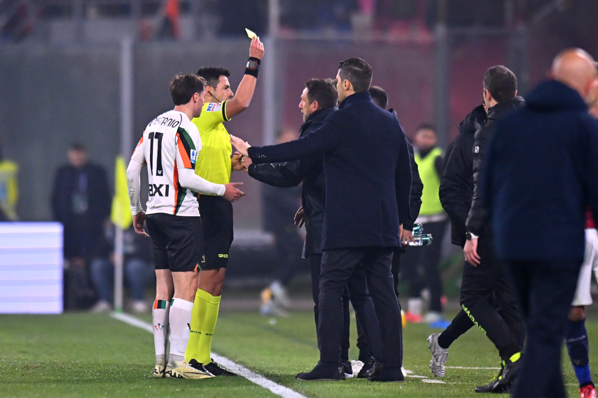 BOLOGNE, ITALIE - 30 NOVEMBRE : Eusebio Di Francesco, entraîneur-chef de Venise, reçoit un carton jaune de l'arbitre Luca Massimi lors du match de série A entre Bologne et Venise au Stadio Renato Dall'Ara le 30 novembre 2024 à Bologne, Italie. (Photo d'Alessandro Sabattini/Getty Images)