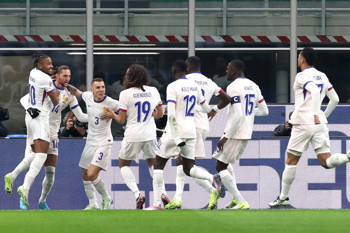 MILAN, ITALIE - 17 NOVEMBRE : Adrien Rabiot, de France, célèbre avec ses coéquipiers après avoir marqué le premier but de son équipe lors du match A2 du groupe A2 de la Ligue des Nations de l'UEFA 2024/25 entre l'Italie et la France à San Siro le 17 novembre 2024 à Milan, en Italie. (Photo de Marco Luzzani/Getty Images)