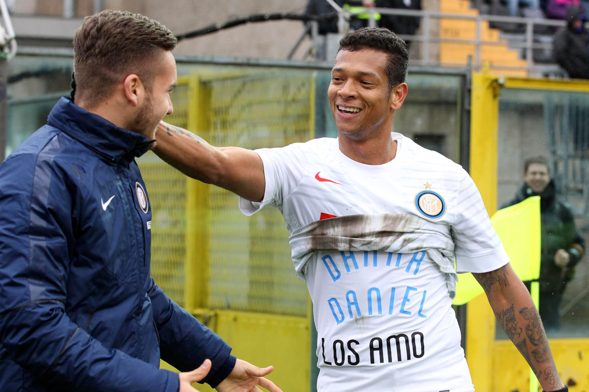 epa04621337 Inter's Fredy Guarin (R) celebrates after scoring the 2-1 lead during the Italian Serie A soccer match between Atalanta Bergamo and Inter Milan at Atleti Azzurri d'Italia stadium in Bergamo, Italy, 15 February 2015.  EPA/PAOLO MAGNI