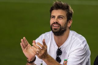 Video: Pique trolls Casillas while wearing Juventus shirt