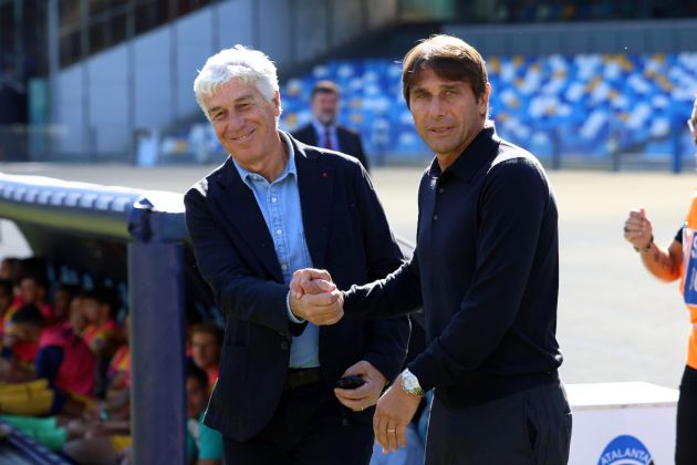 NAPLES, ITALY - NOVEMBER 03: Gian Piero Gasperini Atalanta head coach greets Antonio Conte Napoli head coach beforeg the Serie A match between Napoli and Atalanta at Stadio Diego Armando Maradona on November 03, 2024 in Naples, Italy. (Photo by Francesco Pecoraro/Getty Images)