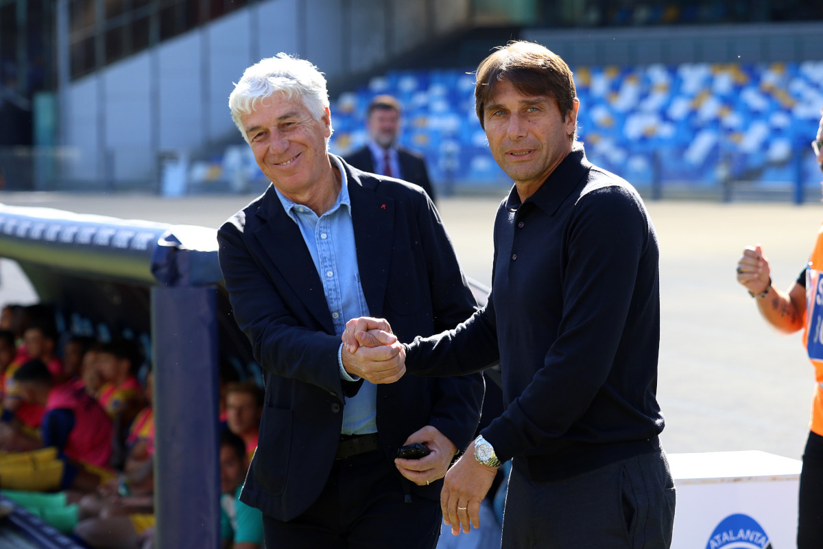 NAPLES, ITALY - NOVEMBER 03: Gian Piero Gasperini Atalanta head coach greets Antonio Conte Napoli head coach beforeg the Serie A match between Napoli and Atalanta at Stadio Diego Armando Maradona on November 03, 2024 in Naples, Italy. (Photo by Francesco Pecoraro/Getty Images)