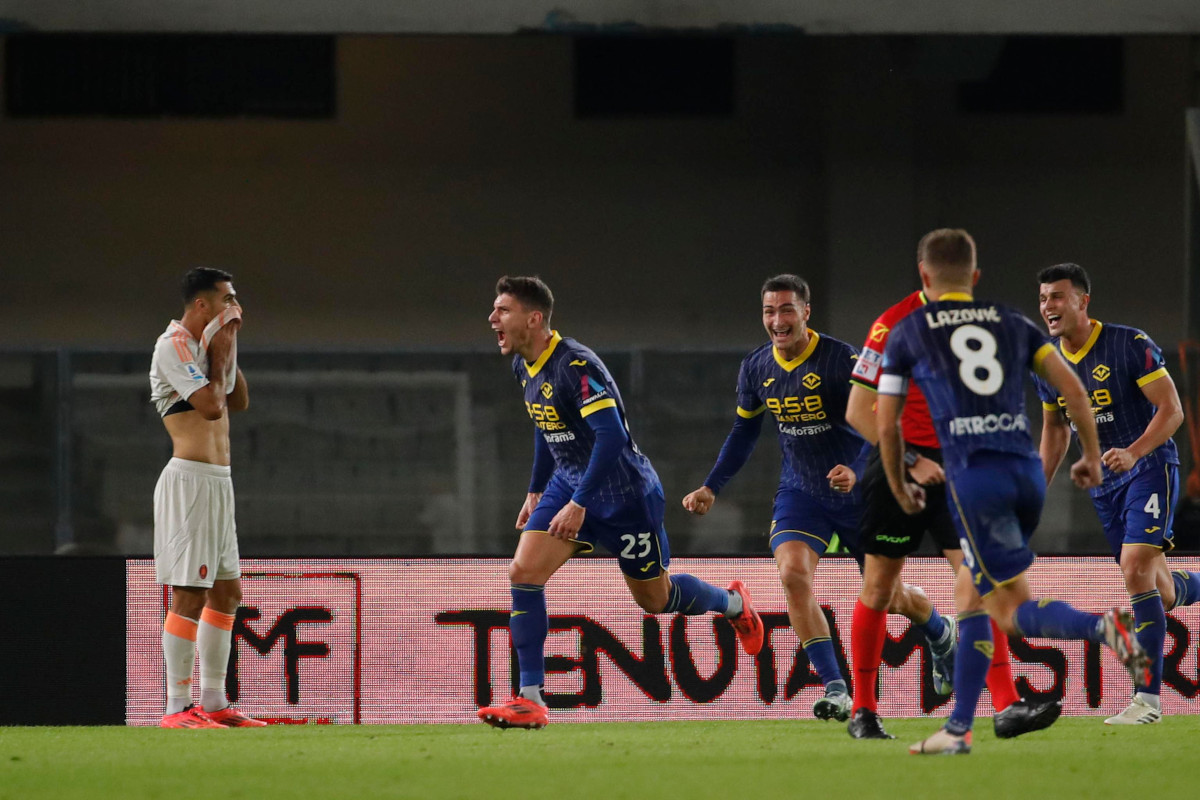 epa11699424 Hellas Verona's Giangiacomo Magnani (2-L) celebrates after scoring the 2-1 goal during the Italian Serie A soccer match Hellas Verona vs AS Roma at Marcantonio Bentegodi stadium in Verona, Italy, 03 November 2024. EPA-EFE/Emanuele Pennnacchio