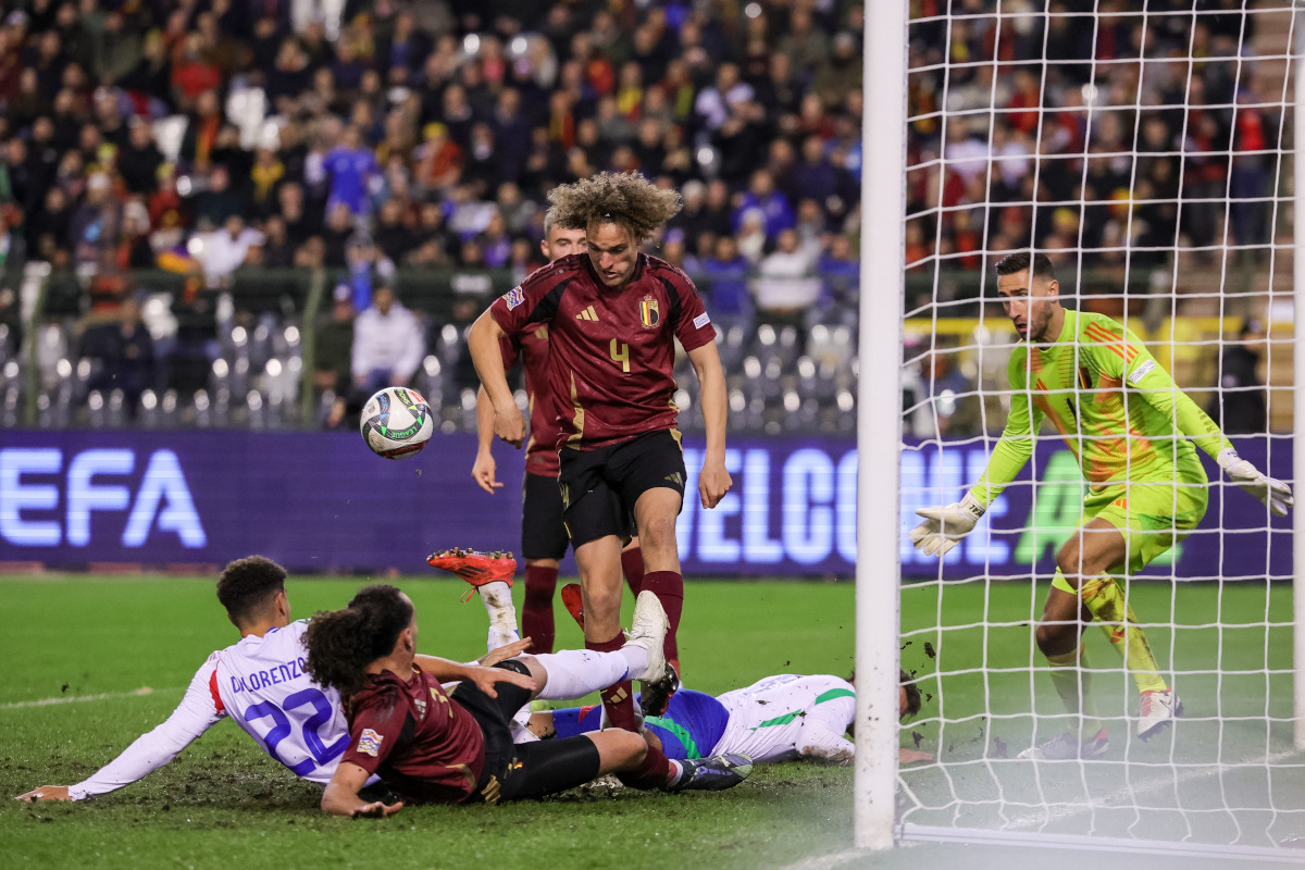 epa11721655 Wout Faes (C), Arthur Theate (2-L) et le gardien de but Koen Casteels (R) de Belgique en action contre Giovanni Di Lorenzo d'Italie (L) lors du match de football de la Ligue des Nations de l'UEFA entre la Belgique et l'Italie à Bruxelles, Belgique , 14 novembre 2024. EPA-EFE/OLIVIER MATTHYS