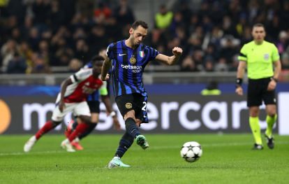 MILAN, ITALY - NOVEMBER 06: Hakan Calhanoglu of FC Internazionale scores his team's first goal from the penalty-spot during the UEFA Champions League 2024/25 League Phase MD4 match between FC Internazionale Milano and Arsenal FC at Stadio San Siro on November 06, 2024 in Milan, Italy. (Photo by Marco Luzzani/Getty Images)