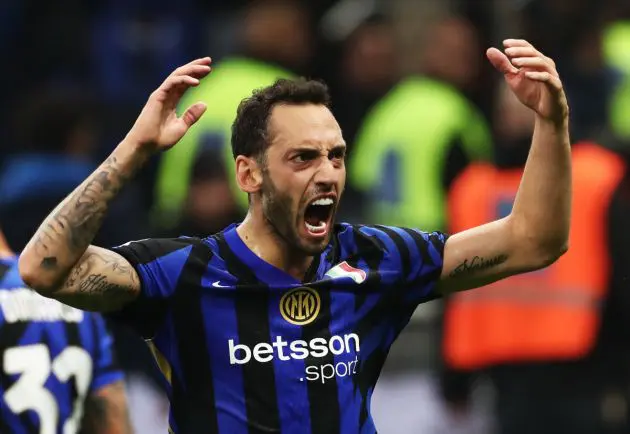 MILAN, ITALY - NOVEMBER 10: Hakan Calhanoglu of FC Internazionale celebrates scoring his team's first goal during the Serie A match between FC Internazionale and Napoli at Stadio Giuseppe Meazza on November 10, 2024 in Milan, Italy. (Photo by Marco Luzzani/Getty Images)