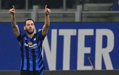 epa11713695 Inter Milans Hakan Calhanoglu celebrates afer scoring the 1-1 goal during the Italian Serie A soccer match between Inter and Napoli at Giuseppe Meazza stadium in Milan, Italy, 10 November 2024. EPA-EFE/NICOLA MARFISI