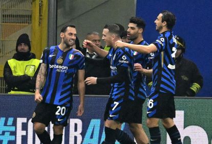 epa11706126 Inter Milans Hakan Calhanoglu (L) celebrates with team mates after scoring the 1-0 goal during the UEFA Champions League soccer match between Inter and Arsenal FC at Giuseppe Meazza stadium in Milan, Italy, 06 November 2024. EPA-EFE/NICOLA MARFISI