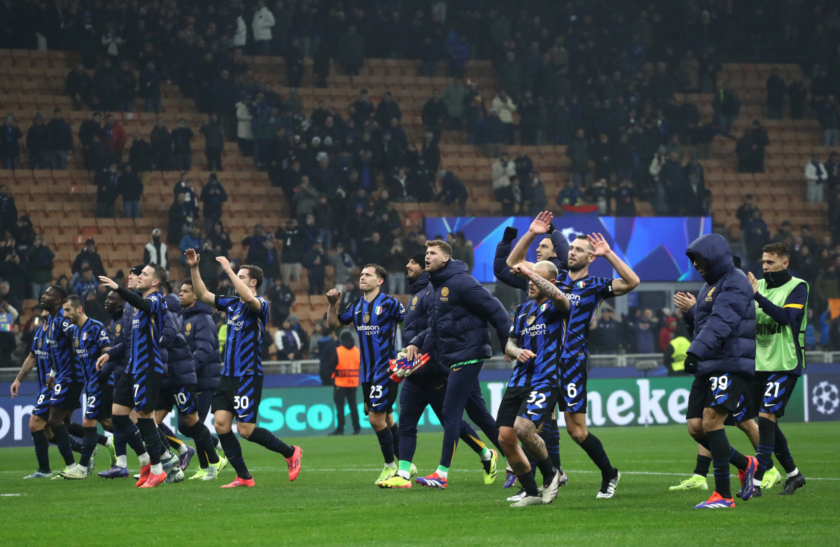 MILAN, ITALY - NOVEMBER 26: The players of FC Internazionale show appreciation to the fans at full-time following the team's victory in the UEFA Champions League 2024/25 League Phase MD5 match between FC Internazionale Milano and RB Leipzig at Stadio San Siro on November 26, 2024 in Milan, Italy. (Photo by Marco Luzzani/Getty Images)