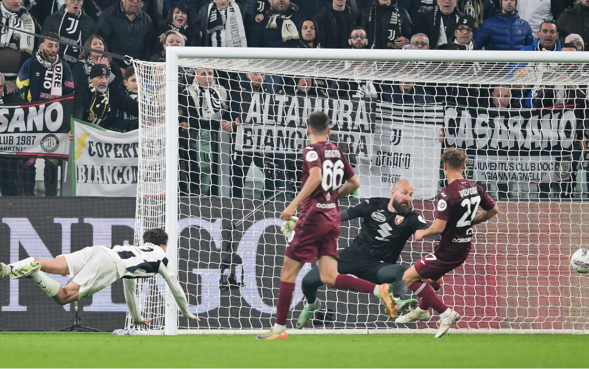 epa11712428 Juventus' Kenan Yildiz (L) scores the 2-0 goal during the Italian Serie A soccer match between Juventus FC and Torino FC, in Turin, Italy, 09 November 2024. EPA-EFE/ALESSANDRO DI MARCO