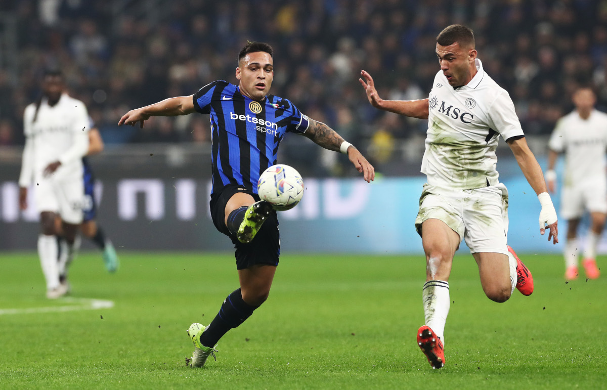 MILAN, ITALY - NOVEMBER 10: Lautaro Martinez of FC Internazionale controls the ball under pressure from Alessandro Buongiorno of Napoli during the Serie A match between FC Internazionale and Napoli at Stadio Giuseppe Meazza on November 10, 2024 in Milan, Italy. (Photo by Marco Luzzani/Getty Images)