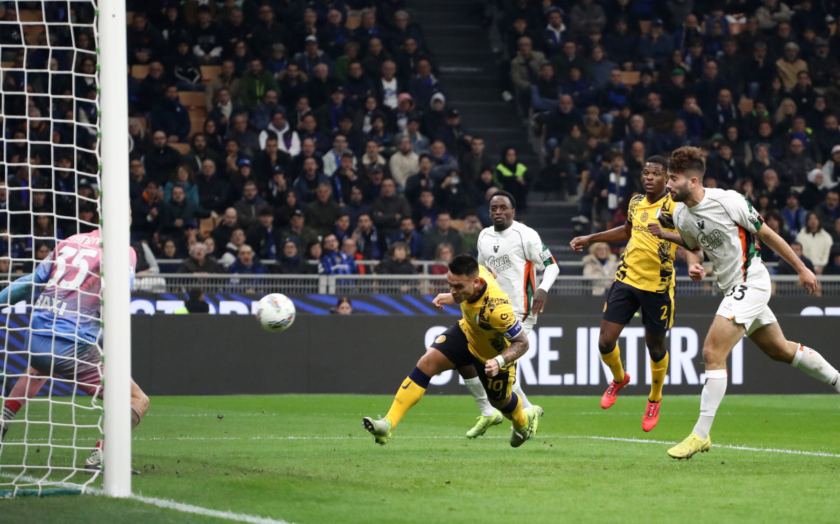 MILAN, ITALY - NOVEMBER 03: Lautaro Martinez of FC Internazionale scores his team's first goal during the Serie A match between FC Internazionale and Venezia at Stadio Giuseppe Meazza on November 03, 2024 in Milan, Italy. (Photo by Marco Luzzani/Getty Images)