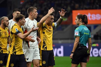 epaselect epa11699859 Inter Milans Lautaro Martinez (2-R) speaks with referee Maria Sole Ferrieri Caputi (R) during the Italian Serie A soccer match between Inter Milan and Venezia FC at Giuseppe Meazza stadium in Milan, Italy, 03 November 2024. EPA-EFE/NICOLA MARFISI