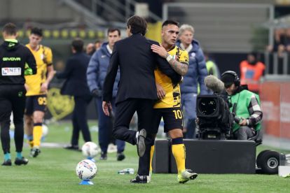 MILAN, ITALY - NOVEMBER 03: Lautaro Martinez of FC Internazionale interacts with Simone Inzaghi, Head Coach of FC Internazionale, as he is substituted off during the Serie A match between FC Internazionale and Venezia at Stadio Giuseppe Meazza on November 03, 2024 in Milan, Italy. (Photo by Marco Luzzani/Getty Images)