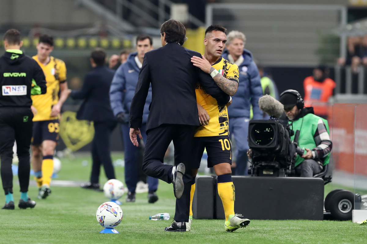 MILAN, ITALY - NOVEMBER 03: Lautaro Martinez of FC Internazionale interacts with Simone Inzaghi, head coach of FC Internazionale, as he is substituted during the Serie A match between FC Internazionale and Venezia at Stadio Giuseppe Meazza on November 03, 2024 in Milan . Italy. (Photo by Marco Luzzani/Getty Images)