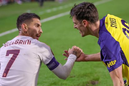 epa11707944 Lorenzo Pellegrini of AS Roma (L) and Ross Sykes of Union SG (R) interact as they get off the ground during the UEFA Europa League match between Union SG and AS Roma in Brussels, Belgium, 07 November 2024. EPA-EFE/OLIVIER MATTHYS