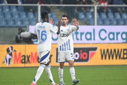 epa11708318 Como's Lucas Da Cunha (R) celebrates with teammates after scoring the 0-1 goal during the Italian Serie A soccer match between Genoa CFC and Como 1907 in Genoa, Italy, 07 November 2024. EPA-EFE/LUCA ZENNARO