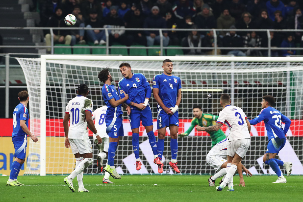 MILAN, ITALIE - NOVEMBRE 17 : Lucas digne de France prend un coup franc qui dévie de Guglielmo Vicario d'Italie pour marquer le deuxième but de l'équipe lors du match A2 du groupe A2 de la Ligue des Nations de l'UEFA 2024/25 entre l'Italie et la France à San Siro le 17 novembre 2024 à Milan, Italie. (Photo de Marco Luzzani/Getty Images)