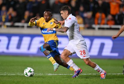 epa11708723 David Abagna (L) of APOEL in action against Lucas Martinez Quarta of Fiorentina during the UEFA Conference League match between APOEL FC and ACF Fiorentina in Nicosia, Cyprus, 07 November 2024.  EPA-EFE/GEORGE M MICHAEL