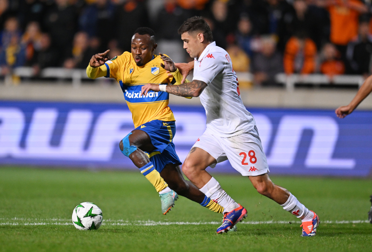 epa11708723 David Abagna (L) of APOEL in action against Lucas Martinez Quarta of Fiorentina during the UEFA Conference League match between APOEL FC and ACF Fiorentina in Nicosia, Cyprus, 07 November 2024. EPA-EFE/GEORGE M MICHAEL