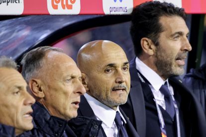 epa11721407 Italy's head coach Luciano Spalletti (2-R) and national team delegation head Gianluigi Buffon (R) sing their national anthem ahead of the UEFA Nations League soccer match between Belgium and Italy in Brussels, Belgium, 14 November 2024. EPA-EFE/OLIVIER MATTHYS