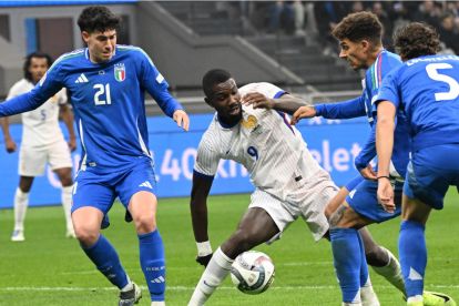 epa11726523 France’s forward Marcus Thuram (C) struggles for the ball with Italy's defenders Giovanni Di Lorenzo (R) and Alessandro Bastoni during the UEFA Nations League soccer match between Italy and France at the Giuseppe Meazza stadium in Milan, Italy, 17 November 2024. EPA-EFE/DANIEL DAL ZENNARO