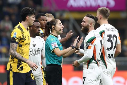 MILAN, ITALY - NOVEMBER 03: Referee Maria Ferrieri Caputi interacts with Francesco Zampano of Venezia during the Serie A match between FC Internazionale and Venezia at Stadio Giuseppe Meazza on November 03, 2024 in Milan, Italy. (Photo by Marco Luzzani/Getty Images)