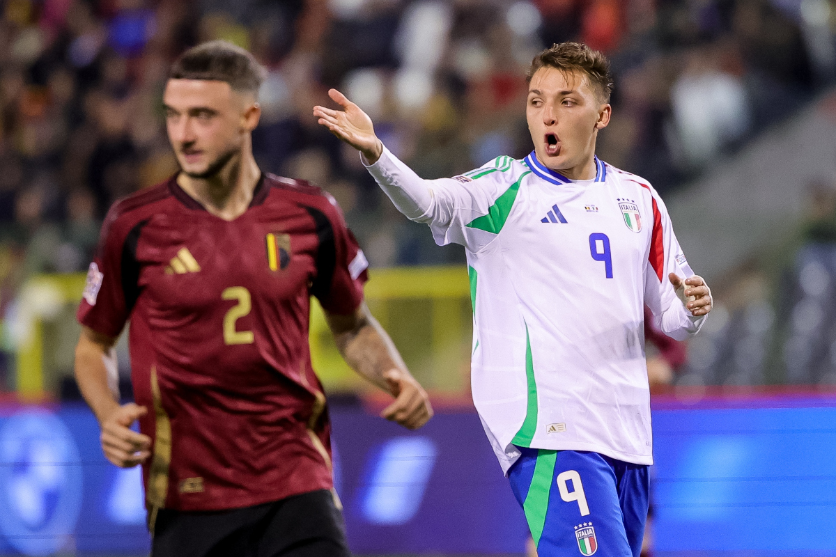 epa11721613 Mateo Retegui of Italy (R) gestures during the UEFA Nations League soccer match between Belgium and Italy in Brussels, Belgium, 14 November 2024. EPA-EFE/OLIVIER MATTHYS