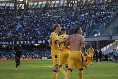 epa11698731 Atalantas forward Mateo Retegui  jubilates with his teammate after scoring during the Italian Serie A soccer match SSC Napoli vs US Atalanta  at Diego Armando Maradona stadium in Naples, Italy, 03 November 2024.  EPA-EFE/CESARE ABBATE