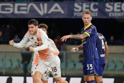 epa11699405 AS Roma's Matias Soule (L) celebrates after scoring the 1-1 goal during the Italian Serie A soccer match Hellas Verona vs AS Roma at Marcantonio Bentegodi stadium in Verona, Italy, 03 November 2024.  EPA-EFE/Emanuele Pennnacchio