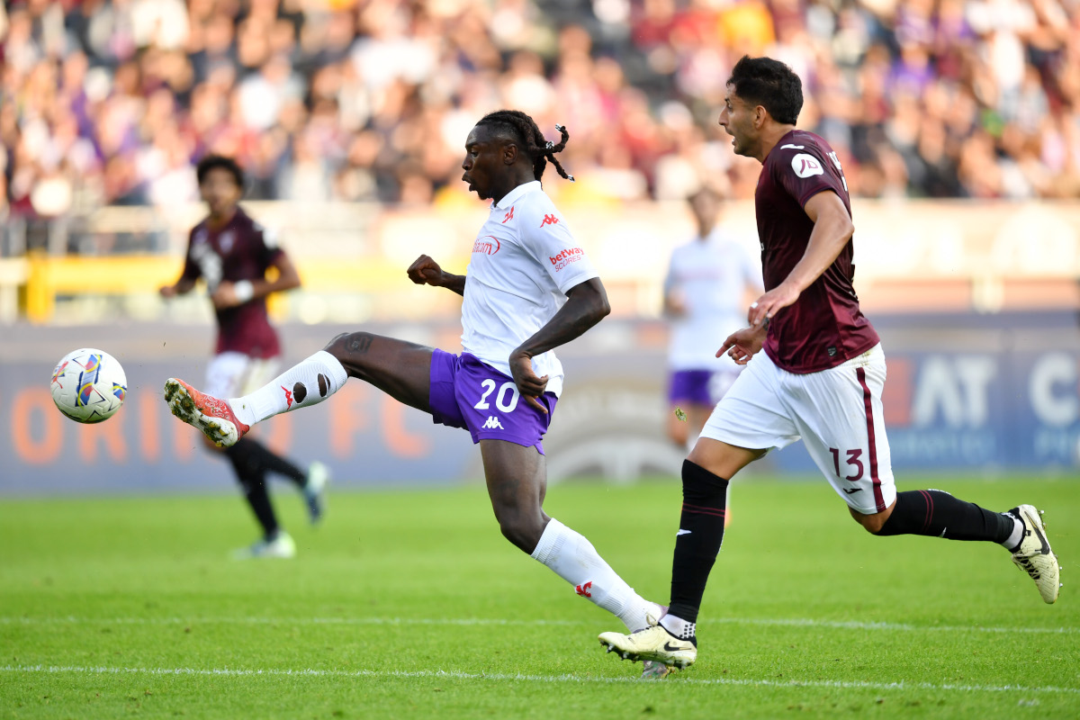 TURIN, ITALY - NOVEMBER 03: Moise Kean of Fiorentina controls the ball under pressure from Guillermo Maripan of Torino during the Serie A match between Torino and Fiorentina at Stadio Olimpico di Torino on November 03, 2024 in Turin, Italy. (Photo by Valerio Pennicino/Getty Images)