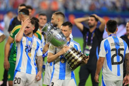 epa11479355 Argentina's Nicolas Tagliafico kisses the trophy after winning the CONMEBOL Copa America 2024 final against Colombia, in Miami Gardens, Florida, USA, 14 July 2024. Argentina won 1-0 after a goal by striker Lautaro Martinez in extra time. EPA-EFE/CRISTOBAL HERRERA-ULASHKEVICH