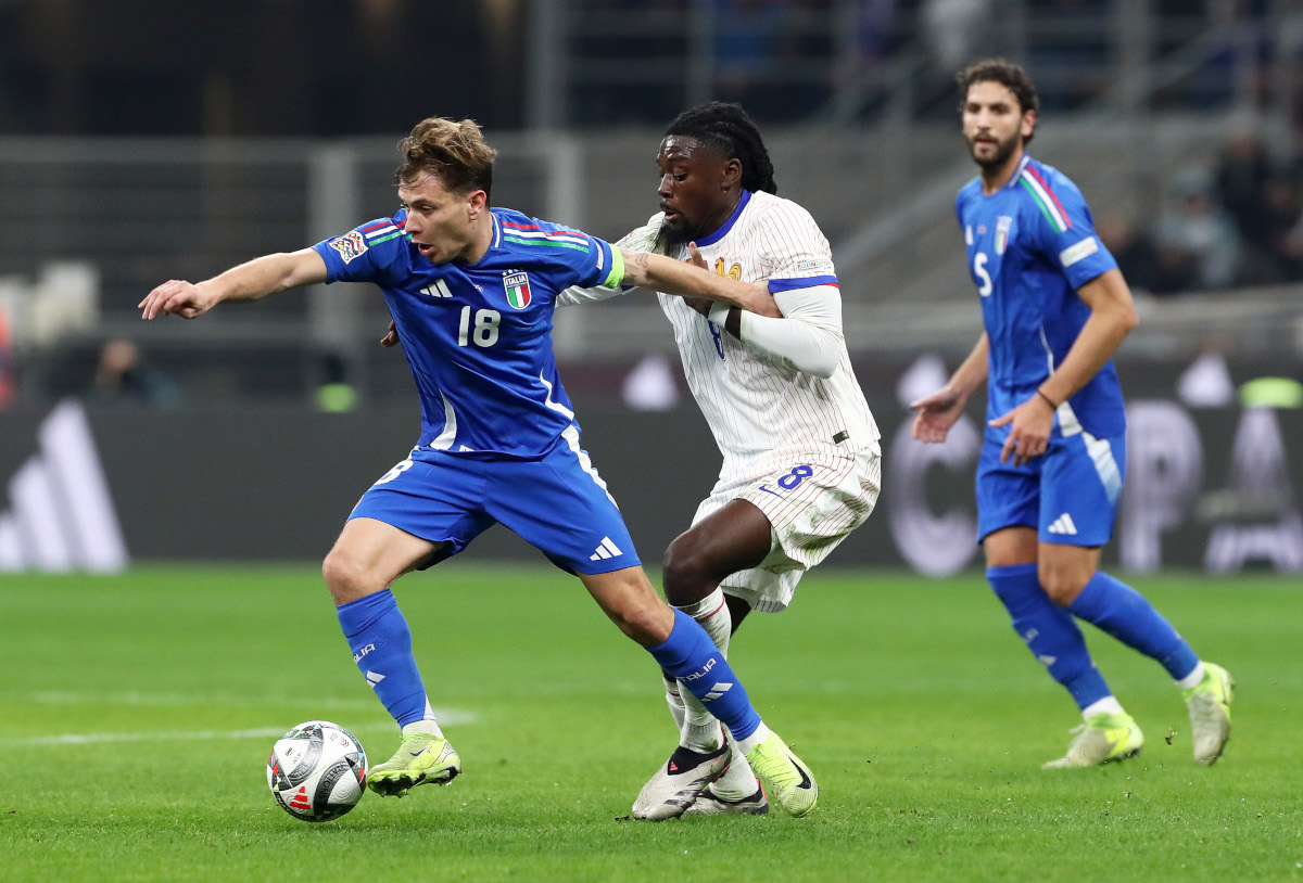 MILAN, ITALIE - NOVEMBRE 17 : Nicolo Barella, d'Italie, court avec le ballon sous la pression de Manu Kone, de France, lors du match A2 du groupe A2 de la Ligue des Nations de l'UEFA 2024/25 entre l'Italie et la France à San Siro le 17 novembre 2024 à Milan , Italie. (Photo de Marco Luzzani/Getty Images)