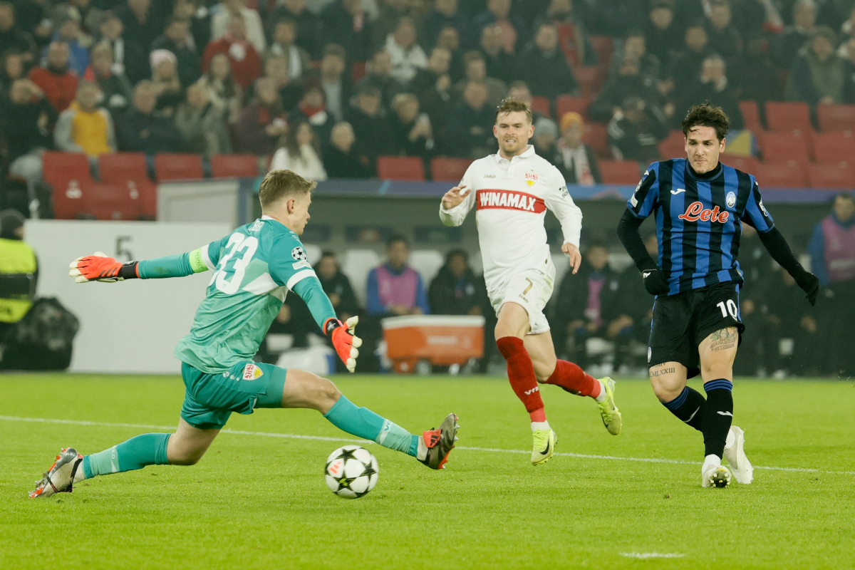 epa11706272 Nicolo Zaniolo (R) d'Atalanta a obtenu un score contre le gardien de but Alexander Nuebel de Stuttgart le but 0-2 lors du match de la Ligue des champions de l'UEFA entre VfB Stuttgart et Atalanta BC, à Stuttgart, en Allemagne, le 06 novembre 2024. EPA-EFE/RONALD WITTEK