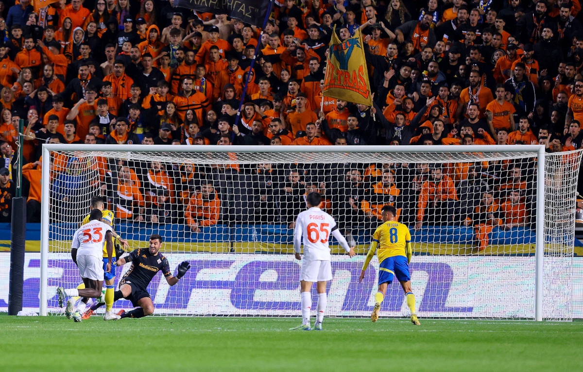 epa11708624 APOEL scoring the opening goal against Fiorentina goalkeeper Pietro Terracciano during the UEFA Conference League match between APOEL FC and ACF Fiorentina in Nicosia, Cyprus, 07 November 2024. EPA-EFE/CHARA SAVVIDOU