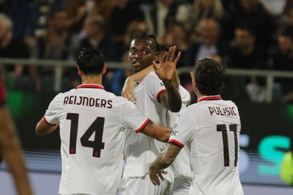 epa11712038 Milan's Rafael Leao celebrates with his teammates after scoring the 1-1 goal during the Italian Serie A soccer match between Cagliari Calcio and AC Milan, in Cagliari, Italy, 09 November 2024. EPA-EFE/FABIO MURRU