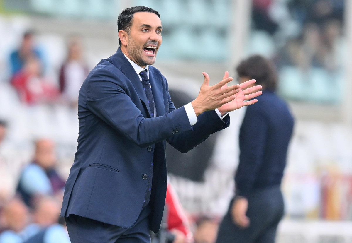 epa11699007 Fiorentina coach Raffaele Palladino during the Italian Serie A soccer match Torino FC vs AC Fiorentina at the Olimpico Grande Torino Stadium in Turin, Italy, 3 November 2024. EPA-EFE/ALESSANDRO DI MARCO