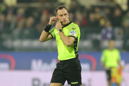 FLORENCE, ITALY - JANUARY 04: Ermanno Feliciani referee gestures during the Serie A match between ACF Fiorentina and AC Monza at Stadio Artemio Franchi on January 4, 2023 in Florence, Italy.  (Photo by Gabriele Maltinti/Getty Images)