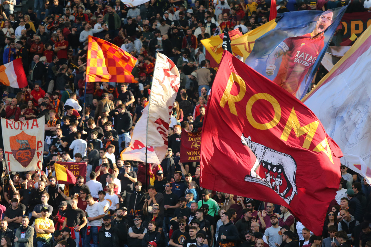 ROME, ITALIE - 10 NOVEMBRE : AS Roma fans lors du match de série A entre AS Roma et Bologne au Stadio Olimpico le 10 novembre 2024 à Rome, Italie. (Photo de Paolo Bruno/Getty Images)