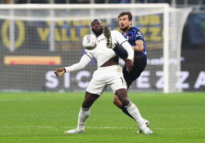 MILAN, ITALY - NOVEMBER 10: Romelu Lukaku of Napoli is challenged by Francesco Acerbi of FC Internazionale during the Serie A match between FC Internazionale and Napoli at Stadio Giuseppe Meazza on November 10, 2024 in Milan, Italy. (Photo by Marco Luzzani/Getty Images)