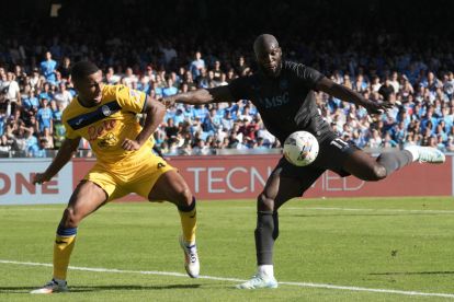 epa11698669 Napolis forward Romelu Lukaku (R) in action during the Italian Serie A soccer match SSC Napoli vs US Atalanta at Diego Armando Maradona stadium in Naples, Italy, 03 November 2024. EPA-EFE/CESARE ABBATE